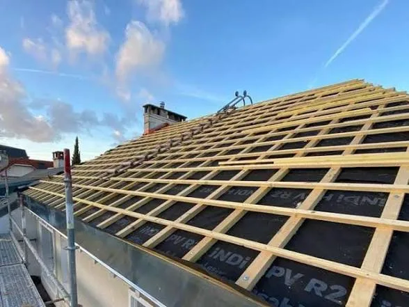 Structure bois et liteaux d'une toiture en cours de pose, KCMH Rénovations