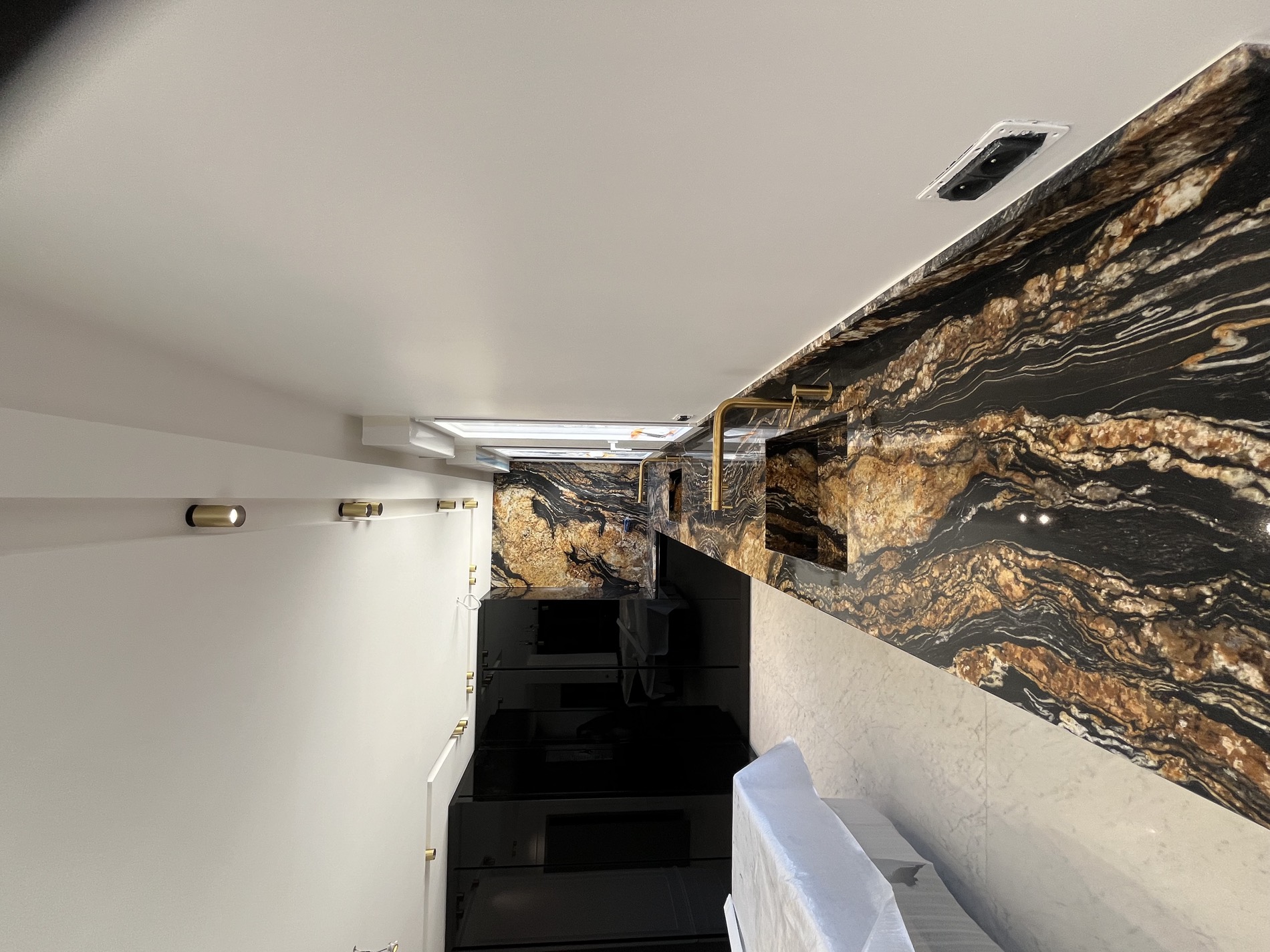 Intérieur haut de gamme peint par KCMH Rénovations, plan de travail en marbre noir et or